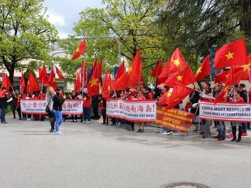 Vietnamese in Germany march to oppose China’s acts in East Sea - ảnh 1